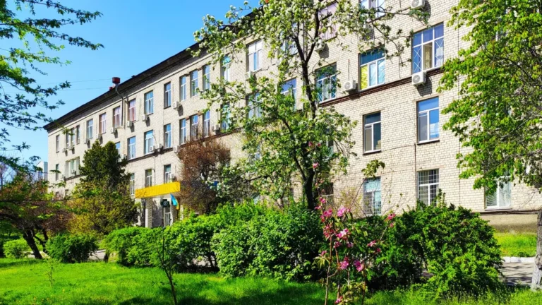 Лікувальний підрозділ №8 (вул. Краківська, 13) — головний вхід