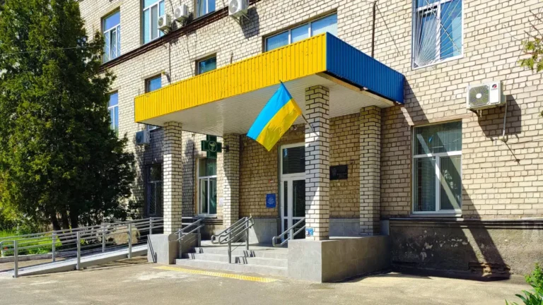 Лікувальний підрозділ №8 (вул. Краківська, 13) — головний вхід